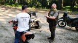 Mandat za jazdę po lesie. Motocyklista musi zapłacić 300 złotych