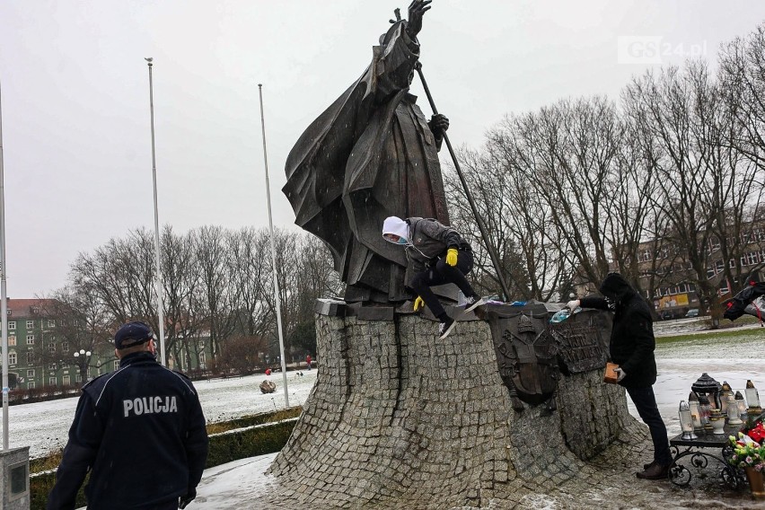 Zdewastowany pomnik Jana Pawła II w Szczecinie. Zdjęcia...