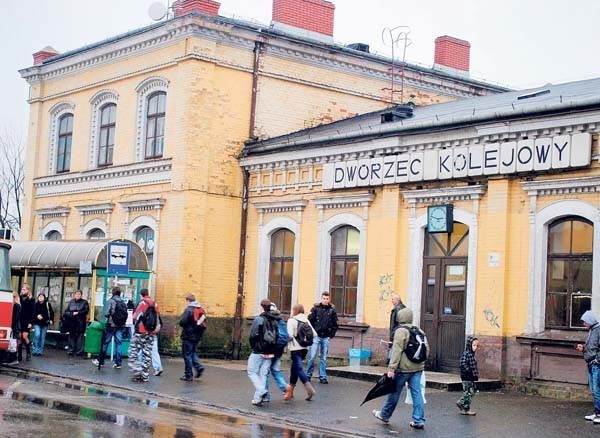 Większość dworców - tak jak w Myszkowie - czeka na remont