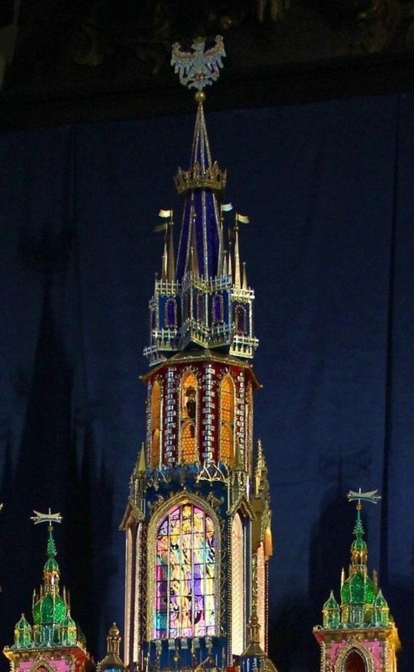 Wieża Mariacka z orłem – typowy element szopki krakowskiej....