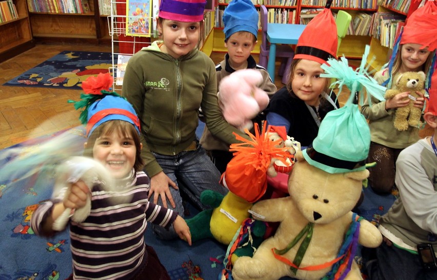 Gdynia. Flesz z przeszłości. 25.11.2008. Dzieci zawitały do biblioteki w Gdyni. Światowy Dzień Pluszowego Misia