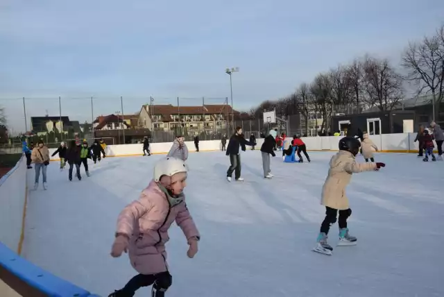 W Pruszczu Gdańskim przy SP nr 3 działa lodowisko miejskie