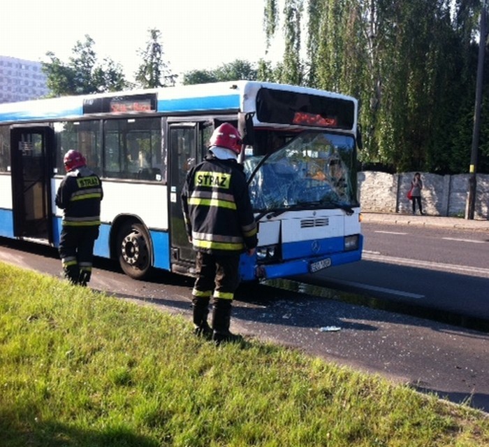 Wypadek autobusów w Rybniku na ul. Budowlanych. Utrudnienia na drodze