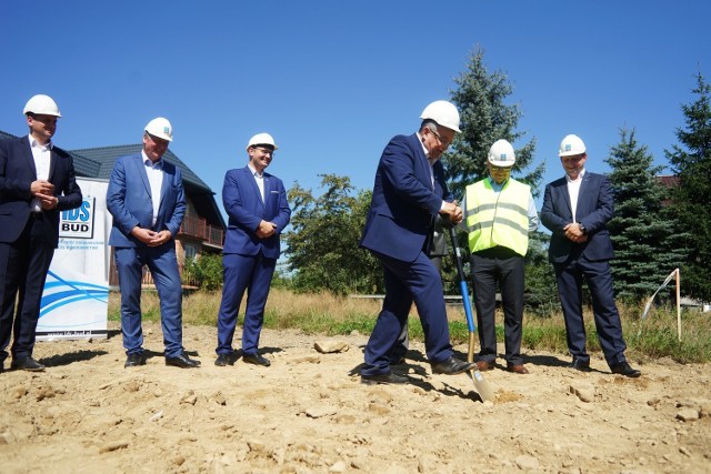 Andrzej Adamczyk wbija łopatę pod budowę odcinka Lubień-Naprawa