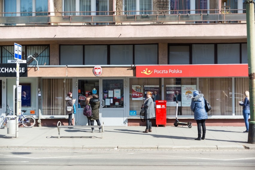 Kolejki przed pocztą przy ul. Władysława Beliny Prażmowskiego i ul. Grochowską