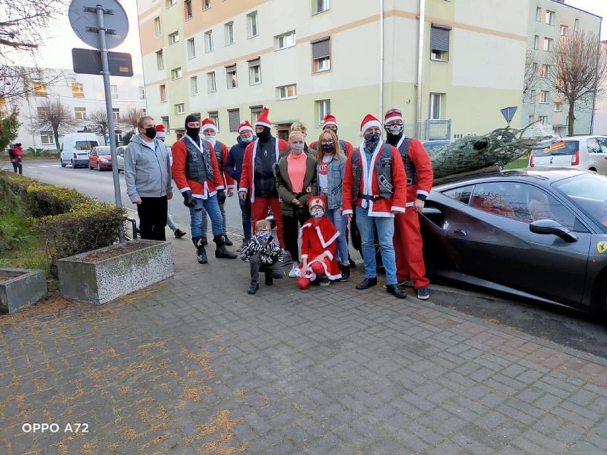 Motomikołaje tradycyjnie dostarczyli do Domu Dziecka w Pleszewie piękną, żywą choinkę