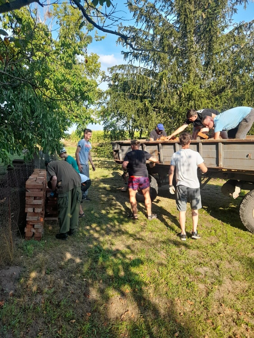 Mieszkańcy Wiardunek pomogli sąsiadowi posprzątać pogorzelisko [ZDJĘCIA]