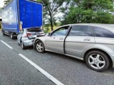 Wypadek w Gnojniku na DK75, zderzyły się dwa samochody osobowe i ciężarówka, dwie osoby ranne, 2-kilometrowy korek