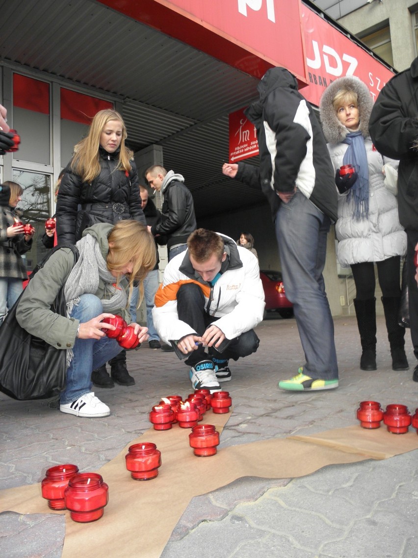 Uczestnicy olimpiady zapalą świeczki przed budynkiem Urzędu Marszałkowskiego