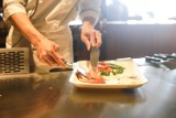 Zarobki w gastronomii: Ile zarabia kucharz, kelner, pomoc kuchenna w Warszawie? 