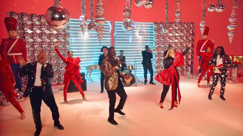 MEGHAN TRAINOR – HOLIDAYS FEAT. EARTH, WIND & FIRE