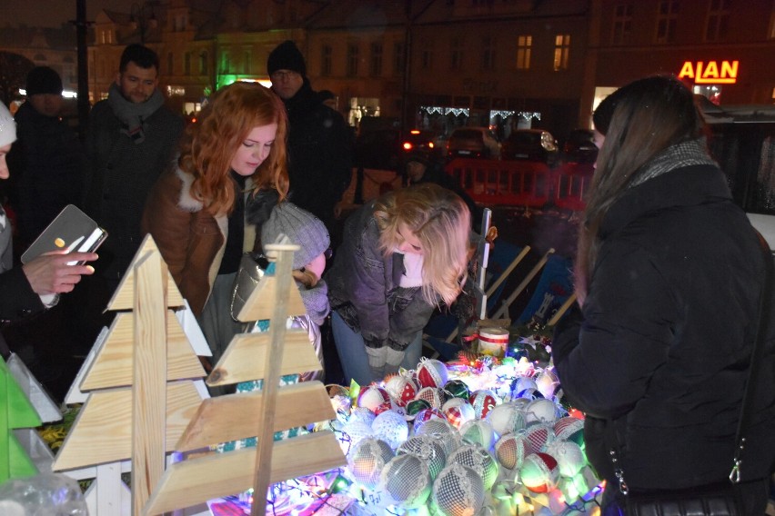 Prawdziwe tłumy powitały Mikołaja i zapaliły świąteczną iluminację w Pleszewie