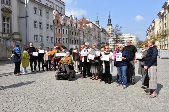 Manifestacja wspierająca nauczycieli na Legnickim Rynku.