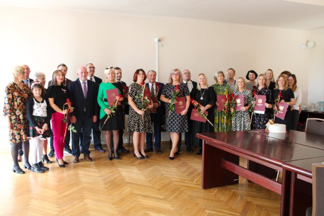 Dzień Nauczyciela 2022. Burmistrz Łęczycy nagrodził dyrektorów i pracowników placówek oświatowych