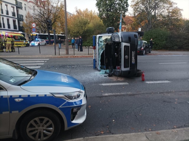 Wypadek z udziałem radiowozu i samochodu osobowego na ulicy Markwarta w Bydgoszczy.