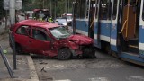 Śmiertelny wypadek przy ul. Mickiewicza. Dwa auta zderzyły się z tramwajem [wideo]