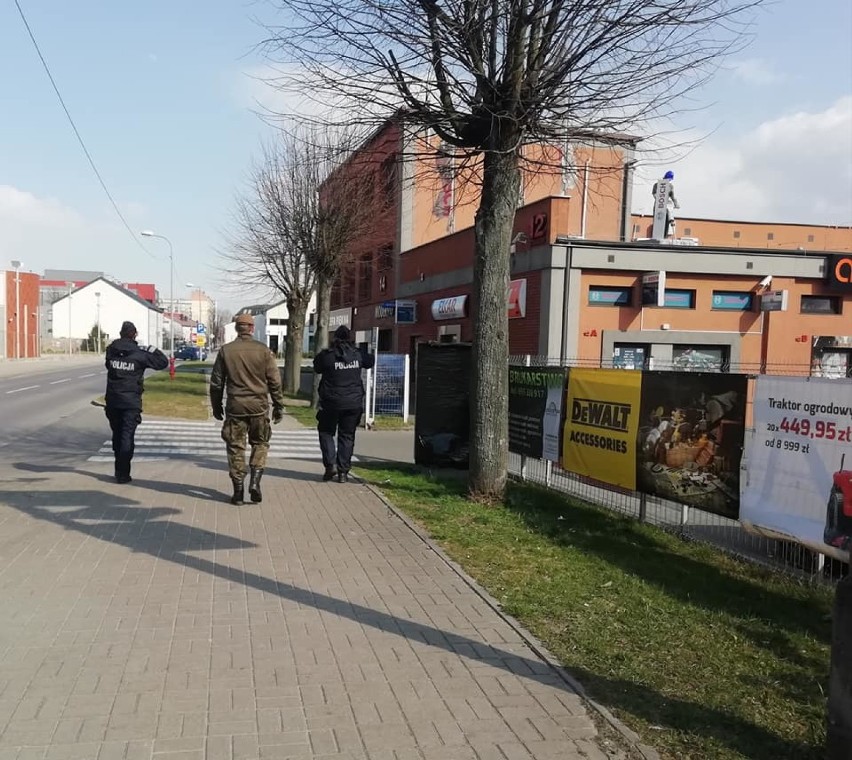 Policjanci z żołnierzami WOT sprawdzają czy mieszkańcy...