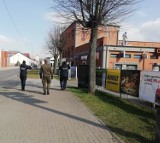 #Zostańwdomu Policjanci z wojskami WOT patrolują Bełchatów i okolice