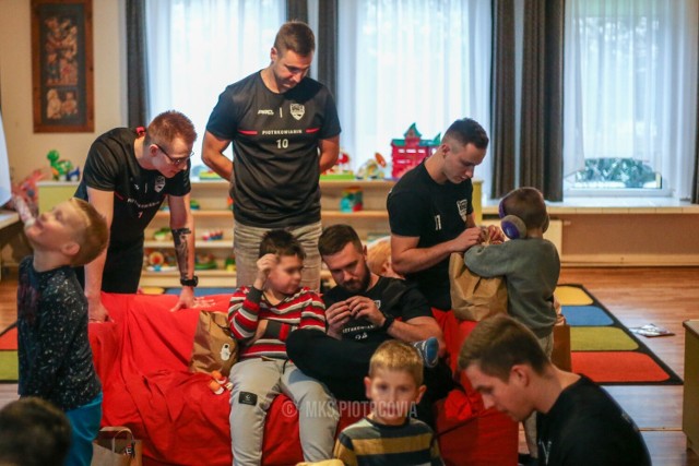 Piłkarki "Piotrcovii" i piłkarze "Piotrkowianina" odwiedzili Dom Małego Dziecka w Piotrkowie. Przyszli z prezentami