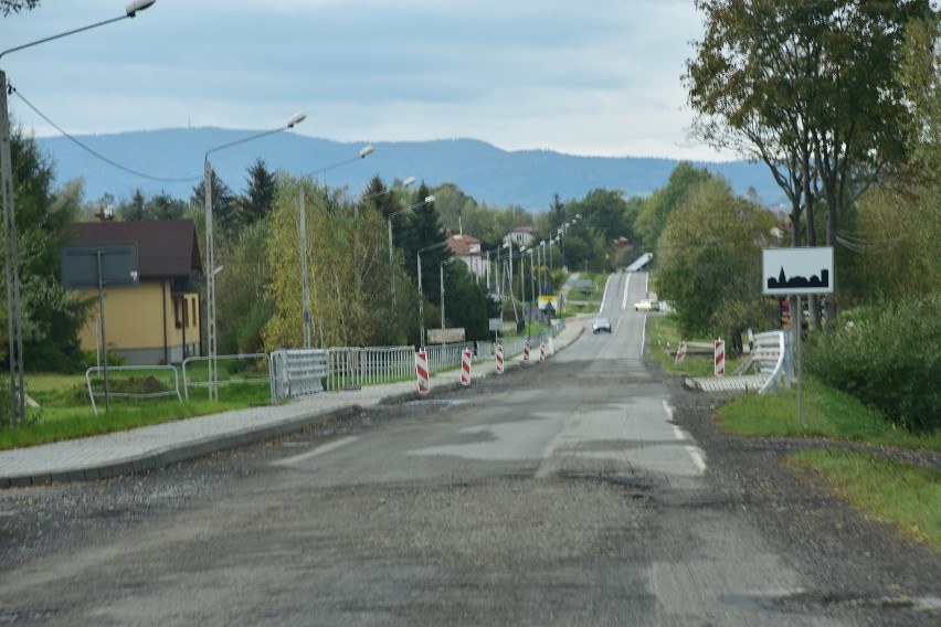 Trwa remont DW 993 Gorlice-Dukla. Na granicy gmin Lipinki i Gorlice drogowcy ściągnęli warstwę asfaltu. Trzeba uważać na dziury [ZDJĘCIA]