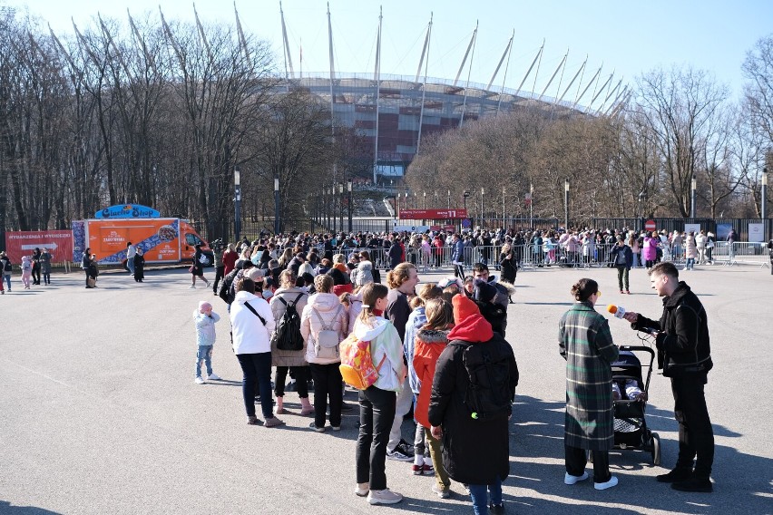 Znów tłumy przed Stadionem Narodowym. Uchodźcy w kolejce po PESEL. Ile numerów już wydano w Warszawie? 