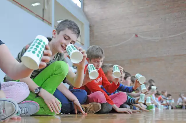 Cups Song: Uczniowie Szkoły Podstawowej w Luboniu wykonali piosenkę na kubkach