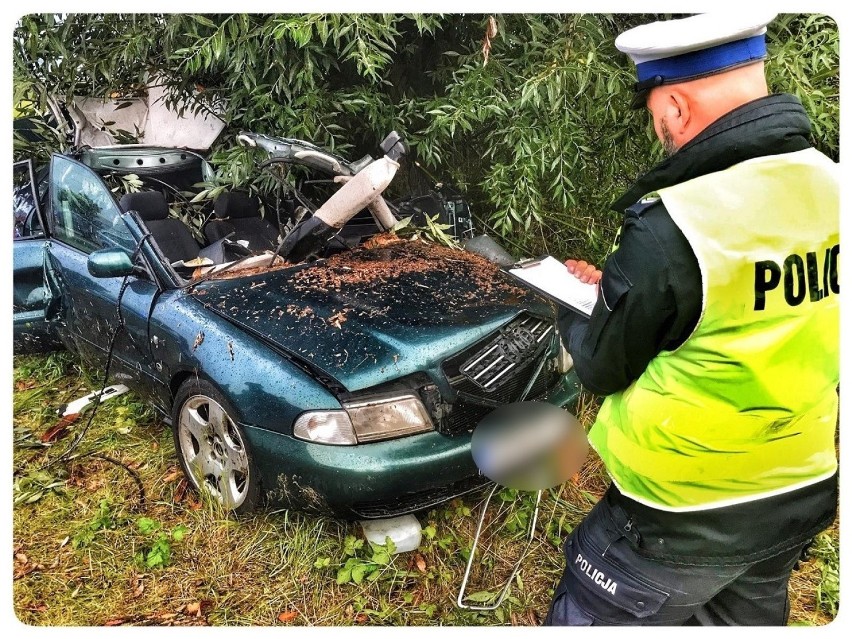 Śmiertelny wypadek w Rusocinie 31.08.2020. Samochód uderzył w drzewo. Nie żyje mężczyzna