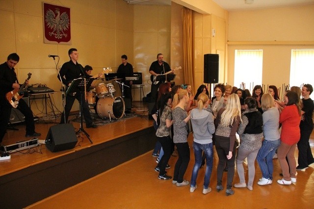 W pierwszy dzień wiosny Chwalisz Band zagrał w auli sycowskiego ZSP