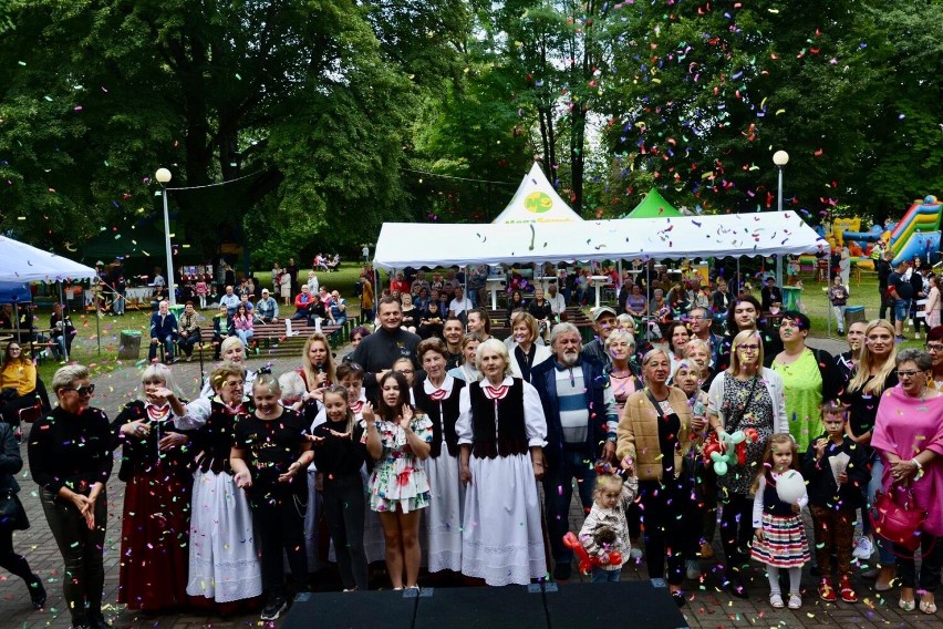Polsko-niemiecka przyjaźń w Zawidowie. Partnerskie miasta świętowały 15-lecie: dyskoteka na powietrzu i 15 drzew na uczczenie rocznicy