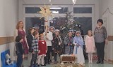 Dzieci z domu dziecka z Ukrainy świętowały w Kazimierzy Wielkiej. Piękne przedstawienie przy żłóbku i choince. Zobaczcie zdjęcia i wideo