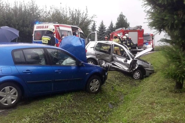 Do groźnego wypadku doszło na ul. Górskiej w Wieprzu, gdzie zderzyły się dwa samochody osobowe.