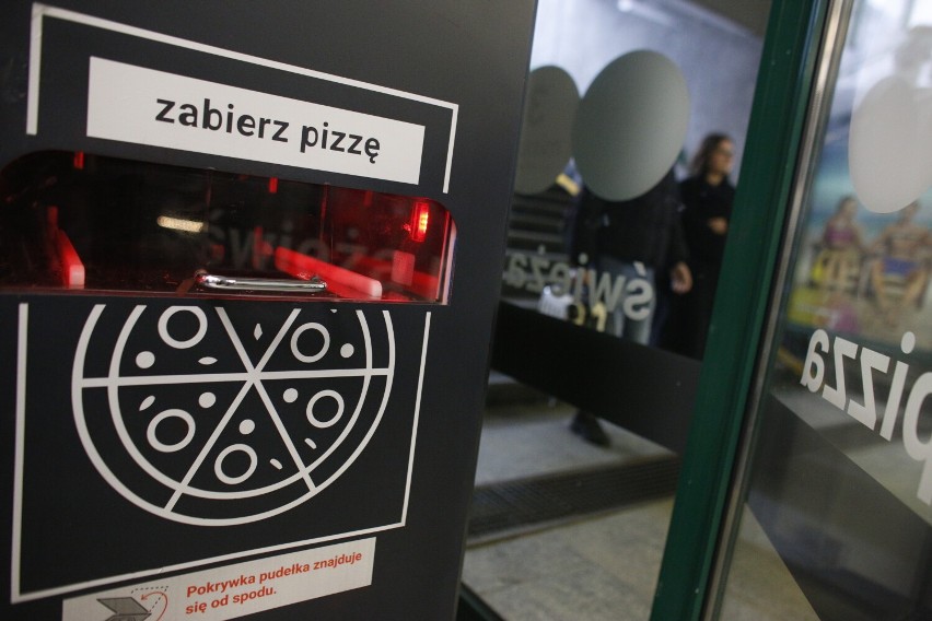 Pierwszy automat z pizzą stanął w Warszawie. Pizzomat serwuje świeżo upieczoną pizzę w trzy minuty 