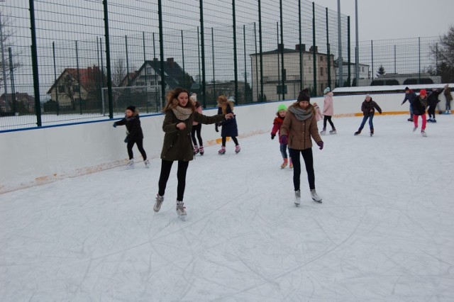 Drugi tydzień ferii dzieci mogą spędzić śmigając na łyżwach na lodowisku w Sierakowicach