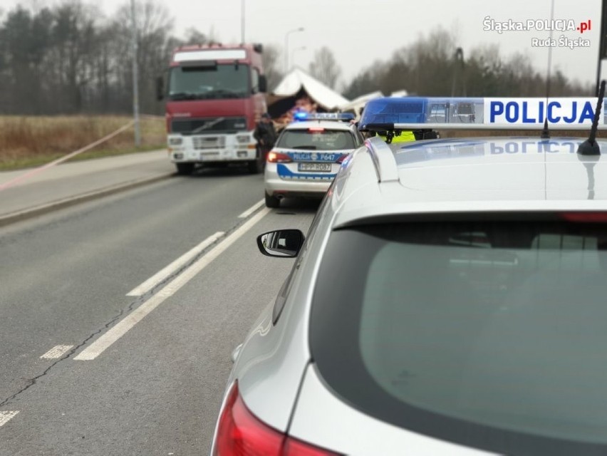 Ruda Śląska: Przewrócona naczepa TIRa, mięso wypadło na drogę