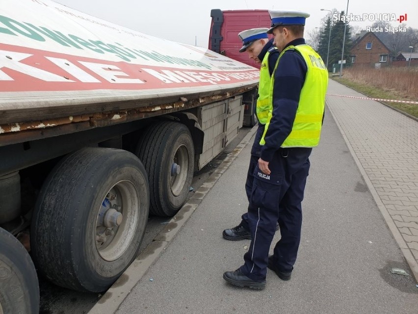 Ruda Śląska: Przewrócona naczepa TIRa, mięso wypadło na drogę