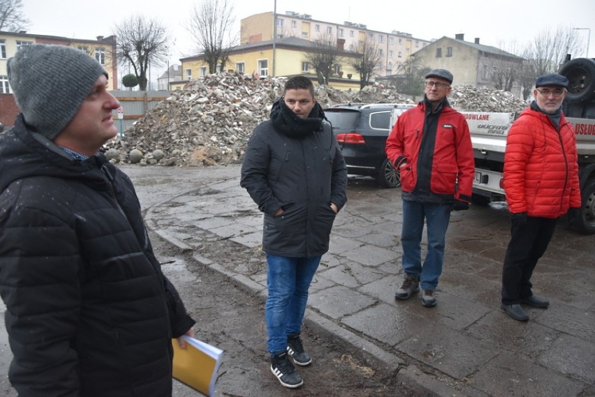 Człuchów. Radni na placach budów MDK, przy dworcu PKP i nad jeziorem