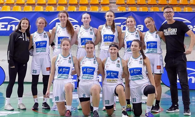Koszykarki LOMS Enea Basket Powiat Pilski w inauguracyjnym spotkaniu pokonały różnicą ponad 50 punktów MKS MOS Konin