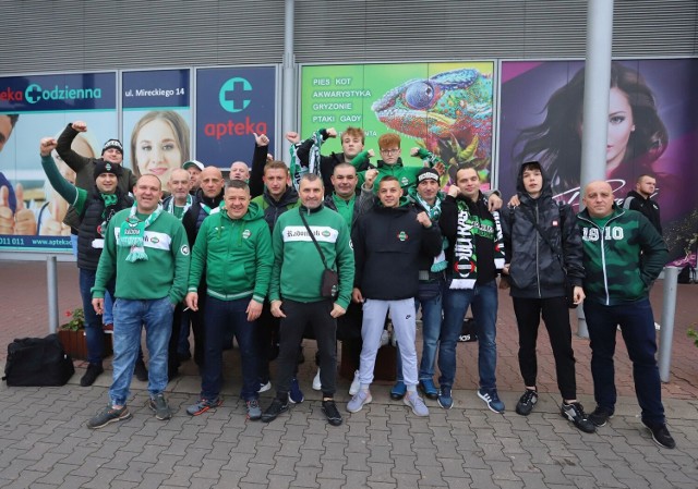 Kibice Radomia Radom w niedzielę rano wyjechali na mecz do Łodzi. Na stadionie będą dopingować "Zielonym", którzy o punkty powalczą z Widzewem.