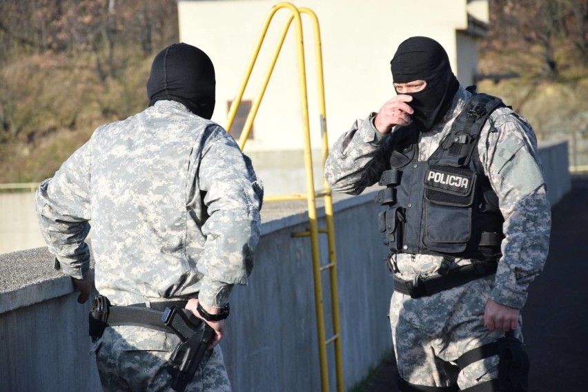 Uciekli z aresztu, chcieli wysadzić zaporę w Dobromierzu (ZDJĘCIA)