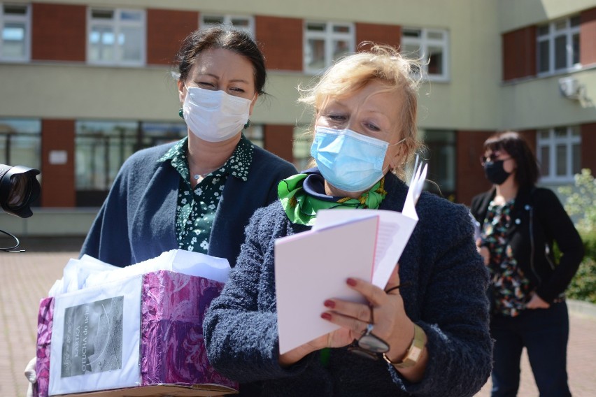 W Grudziądzu przekazano szpitalowi kartki, które mają dać siłę chorym