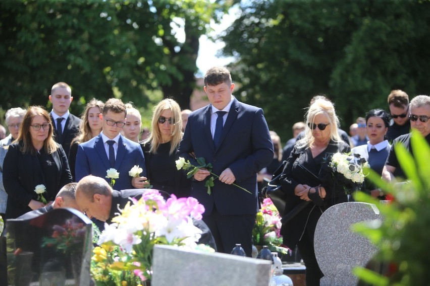 Zabrze: Pogrzeb Piotra Rockiego. Tłumy kibiców pożegnały piłkarską legendę