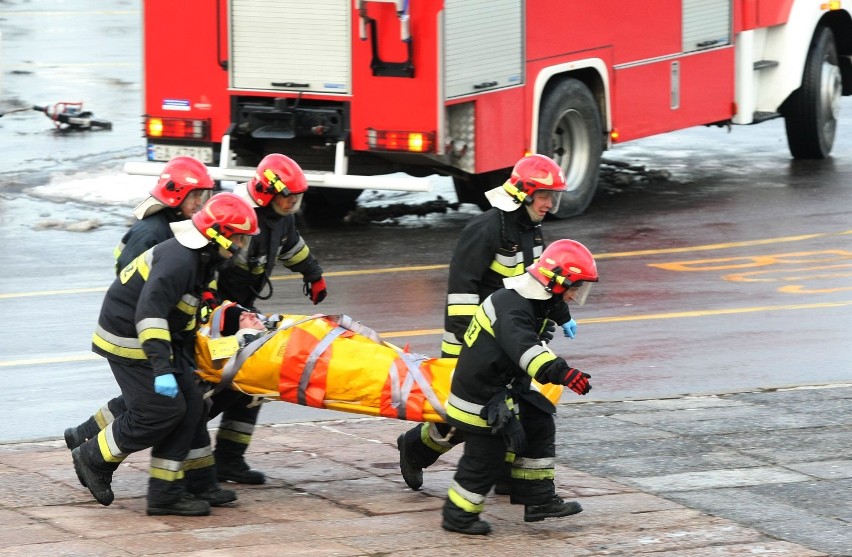 WOŚP 2013 w Gdyni: Pokazy ratownictwa, kwestujący żołnierze i setki wolontariuszy na ulicach miasta