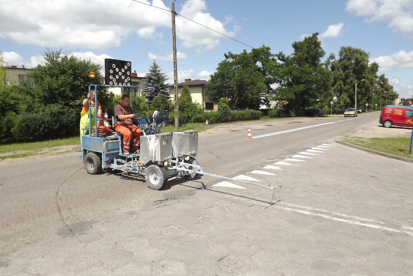 Malują oznakowanie poziome na drogach wojewódzkich w Golubiu-Dobrzyniu