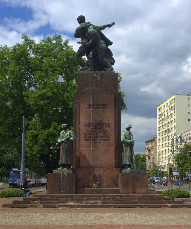 Pomnik Czterech Śpiących stoi na pl. Wileńskim od 1945 roku