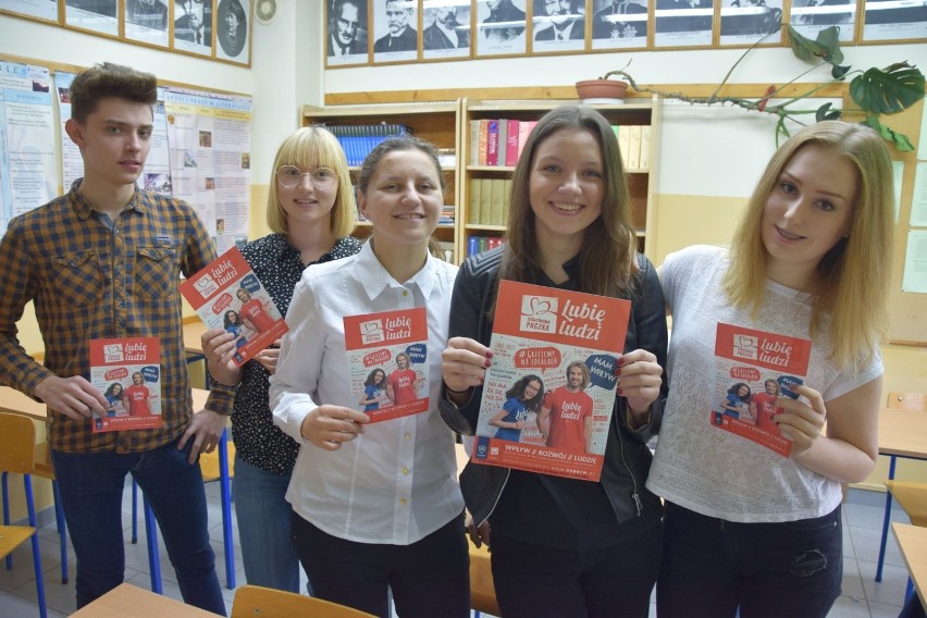 Szlachetna Paczka 2017 w Sieradzu. Do wolontariuszy dołączyli już licealiści z LO STO. Zgłoś się