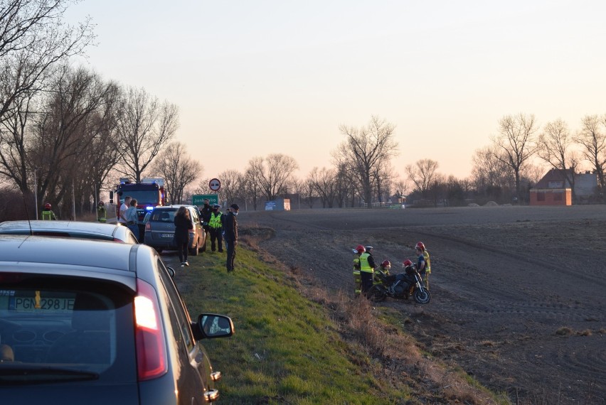 Wypadek w Jankowie Dolnym. Motocyklista uderzył w znak i wylądował kilkanaście metrów dalej [FOTO]