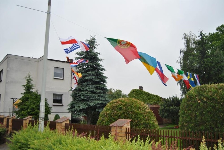 Opalenica. Flagi finalistów wiszą przy jednym z domów [FOTO]