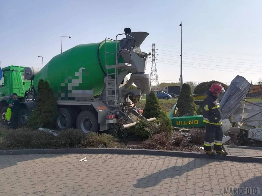 Betoniarka zjechała z drogi i staranowała dystrybutor na stacji paliw przy obwodnicy Opola