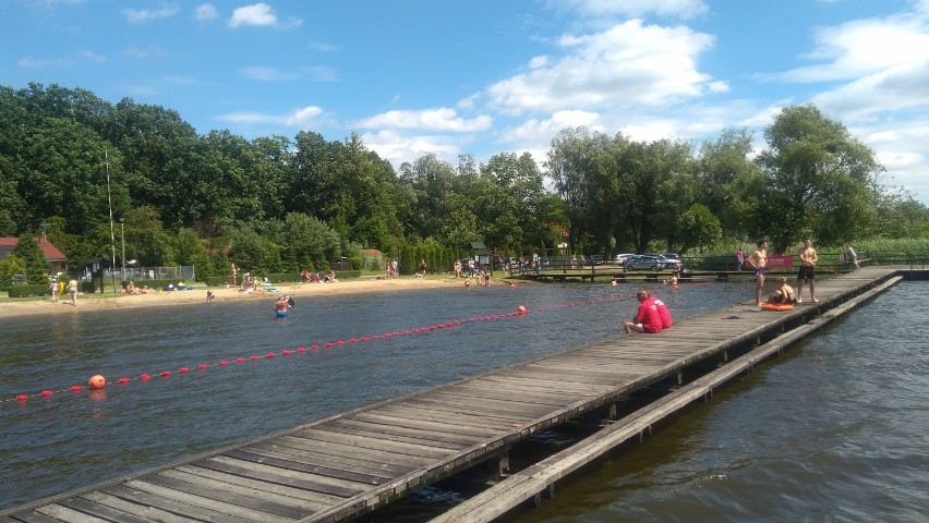 Plaża w Skępem oblegana. Ratownicy WOPR mają co robić. Zdjęcia z jedynego kąpieliska w powiecie lipnowskim