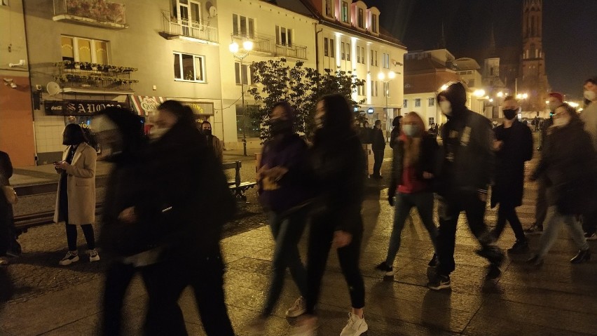 Strajk kobiet w Białymstoku. Ponad setka młodych ludzi zatańczyła poloneza na Rynku Kościuszki 30.10.2020